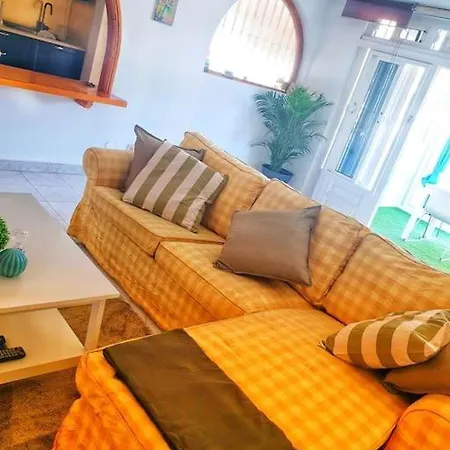 Apartamento The Perfect Place To Relax Bedroom With Hot Tub, Beautiful Tropical Garden Area. Bbq And Big Open Spaces Through The House.it Is Located In A Quiet Place, But Still 5 Min Away From The Touristic Puerto Rico And Walking Distance From The