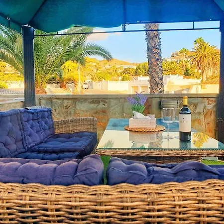 Apartamento The Perfect Place To Relax Bedroom With Hot Tub, Beautiful Tropical Garden Area. Bbq And Big Open Spaces Through The House.it Is Located In A Quiet Place, But Still 5 Min Away From The Touristic Puerto Rico And Walking Distance From The