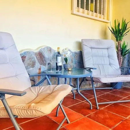 Apartamento The Perfect Place To Relax Bedroom With Hot Tub, Beautiful Tropical Garden Area. Bbq And Big Open Spaces Through The House.it Is Located In A Quiet Place, But Still 5 Min Away From The Touristic Puerto Rico And Walking Distance From The *
